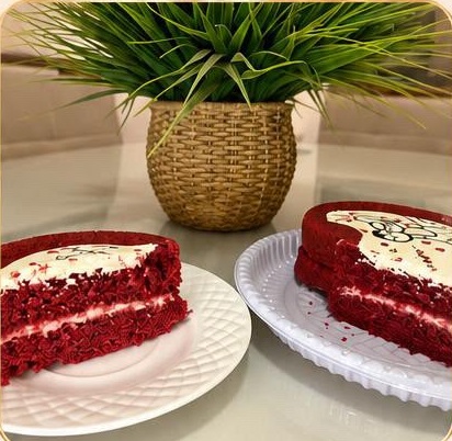 Bolo Red Velvet com Recheio no Meio e Pintura no Topo